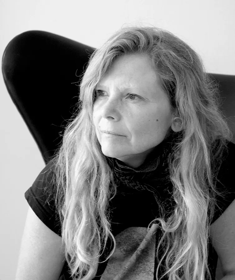 Fie Johansen siddende i en lænestol