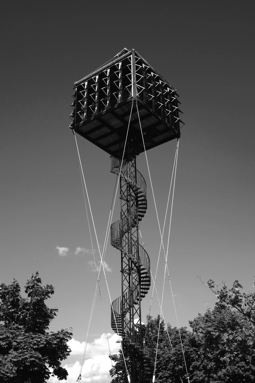 Holstebro Kirke, tårnet “Dueslaget” mod himlen